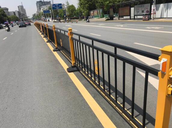 铜陵公路护栏的四大功能特点.jpg