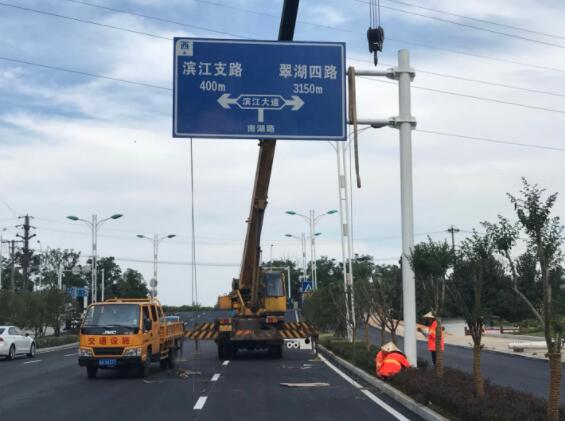 铜陵交通标志杆的安装注意事项.jpg